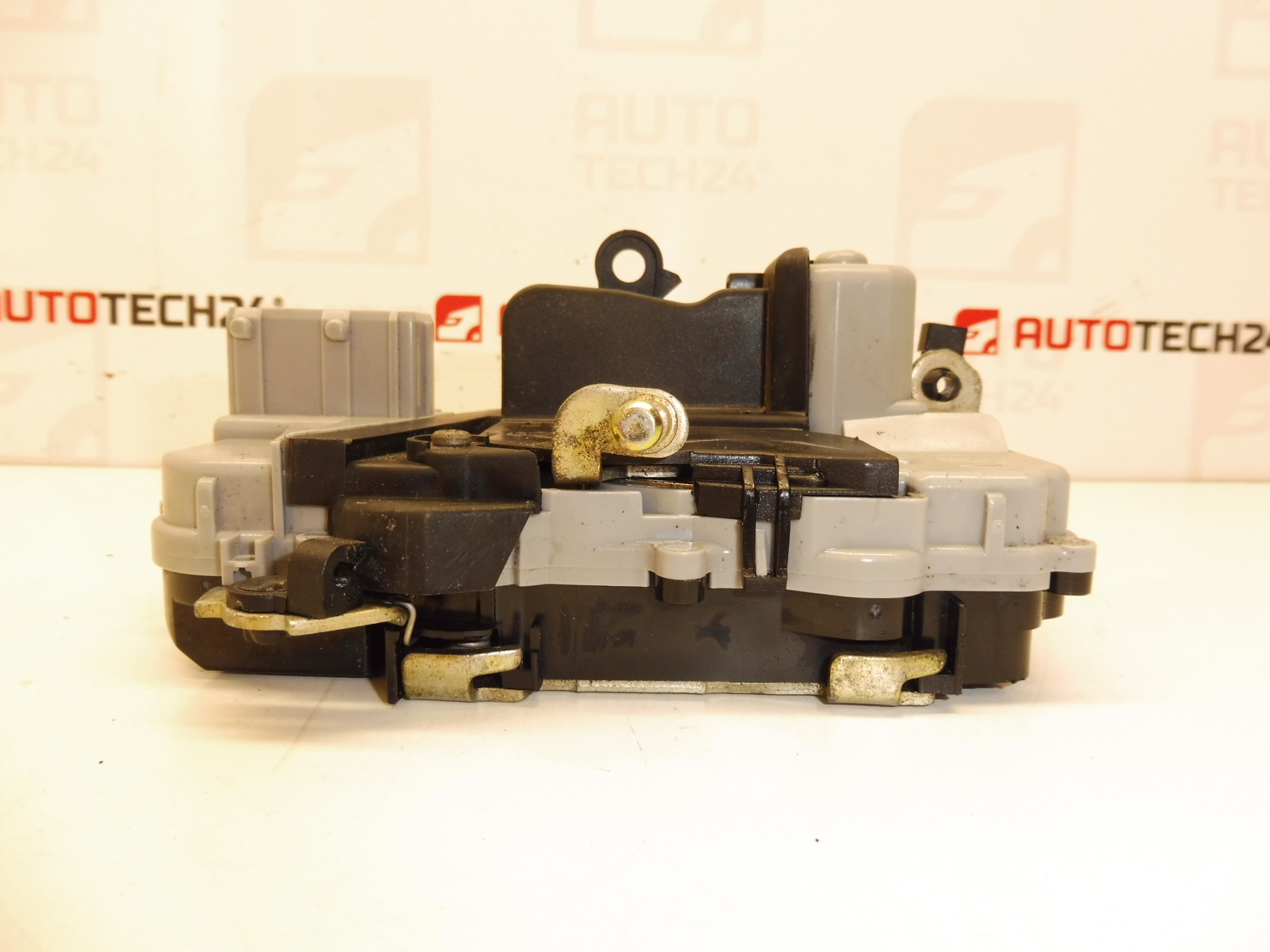 Fechadura da porta dianteira direita Citroën Xsara Picasso conector quadrado 9136J3