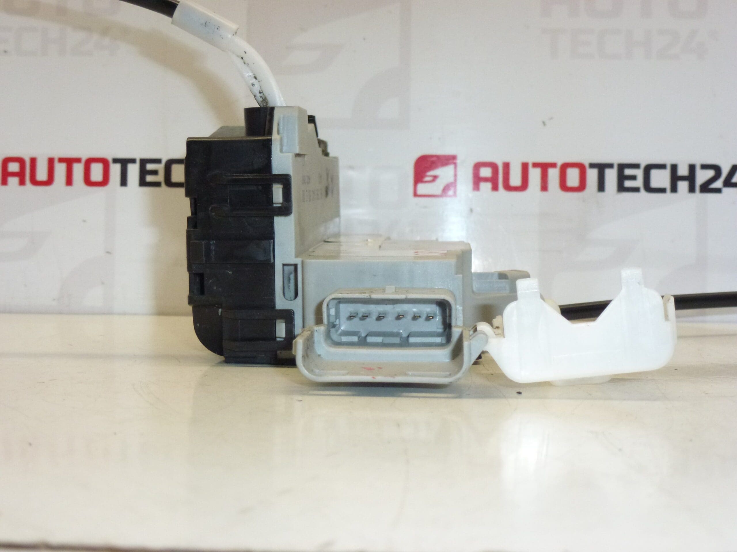 Fechadura da porta traseira direita Peugeot 407 9659854280 9138N8