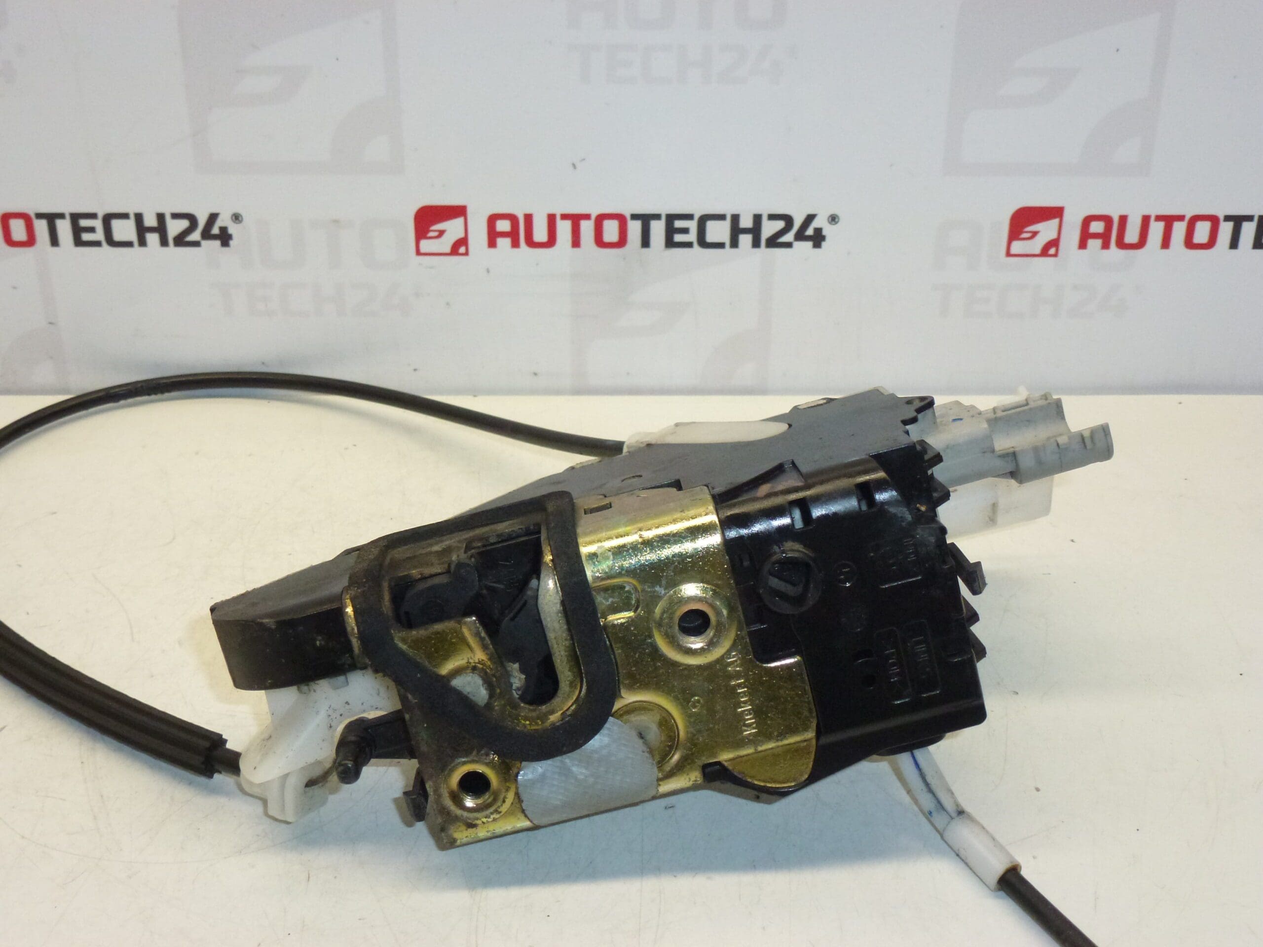 Fechadura da porta dianteira esquerda Peugeot 407 9656633280 9135FP