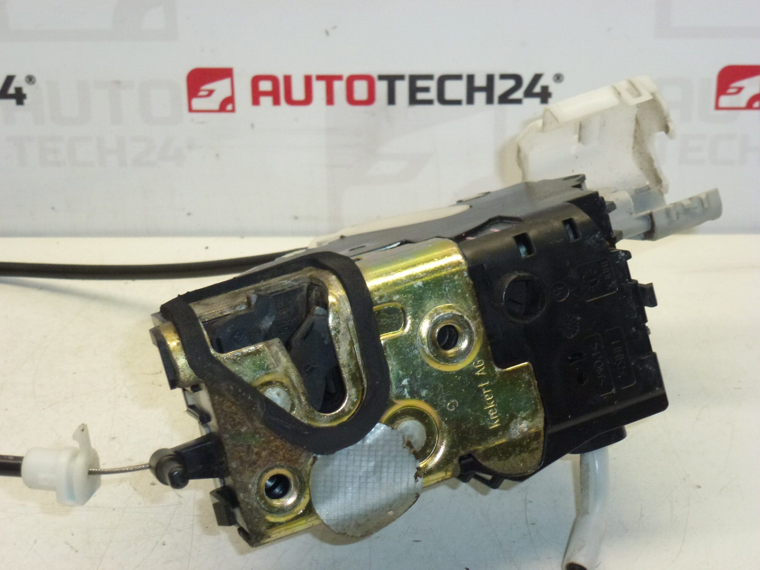 Fechadura da porta traseira esquerda Peugeot 407 9659854380 9137K9