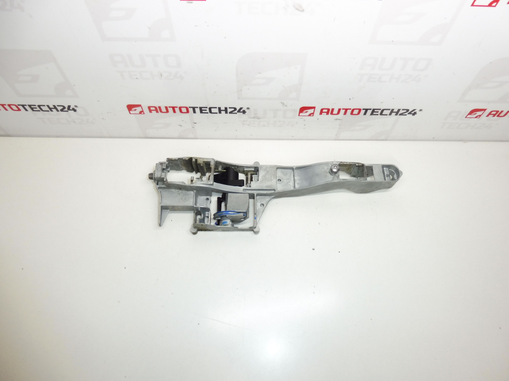 Fixação maçaneta porta dianteira esquerda Citroën C3 Picasso Peugeot 207 910958