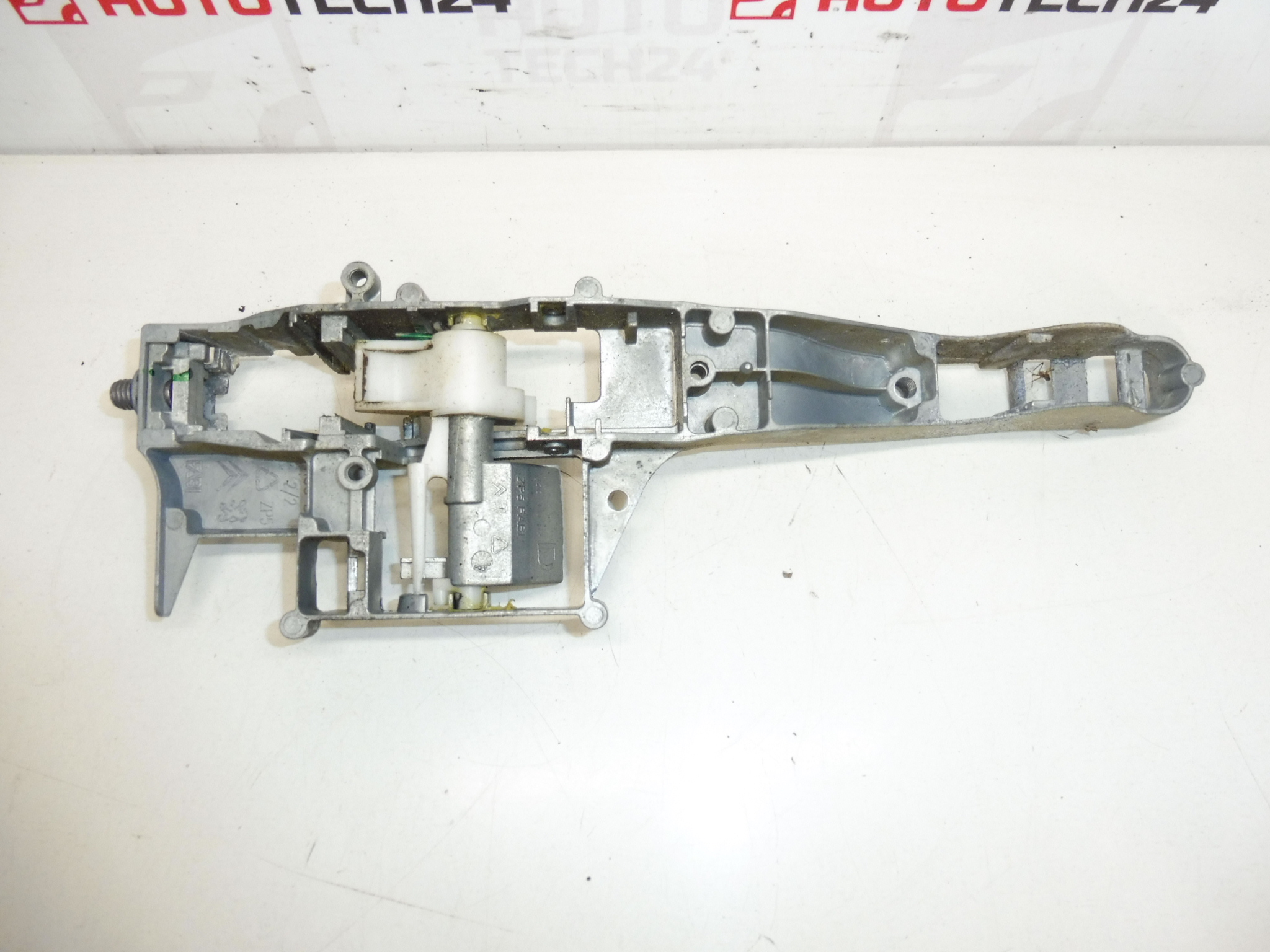 Fixação maçaneta porta traseira direita Citroën C3 Picasso Peugeot 207 910969