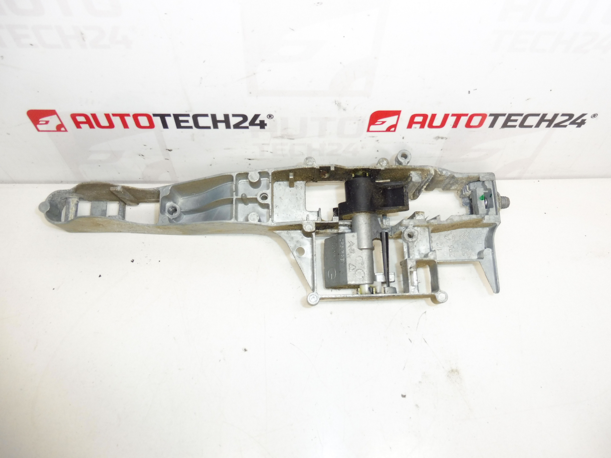 Fixação maçaneta porta traseira esquerda Citroën C3 Picasso Peugeot 207 910970