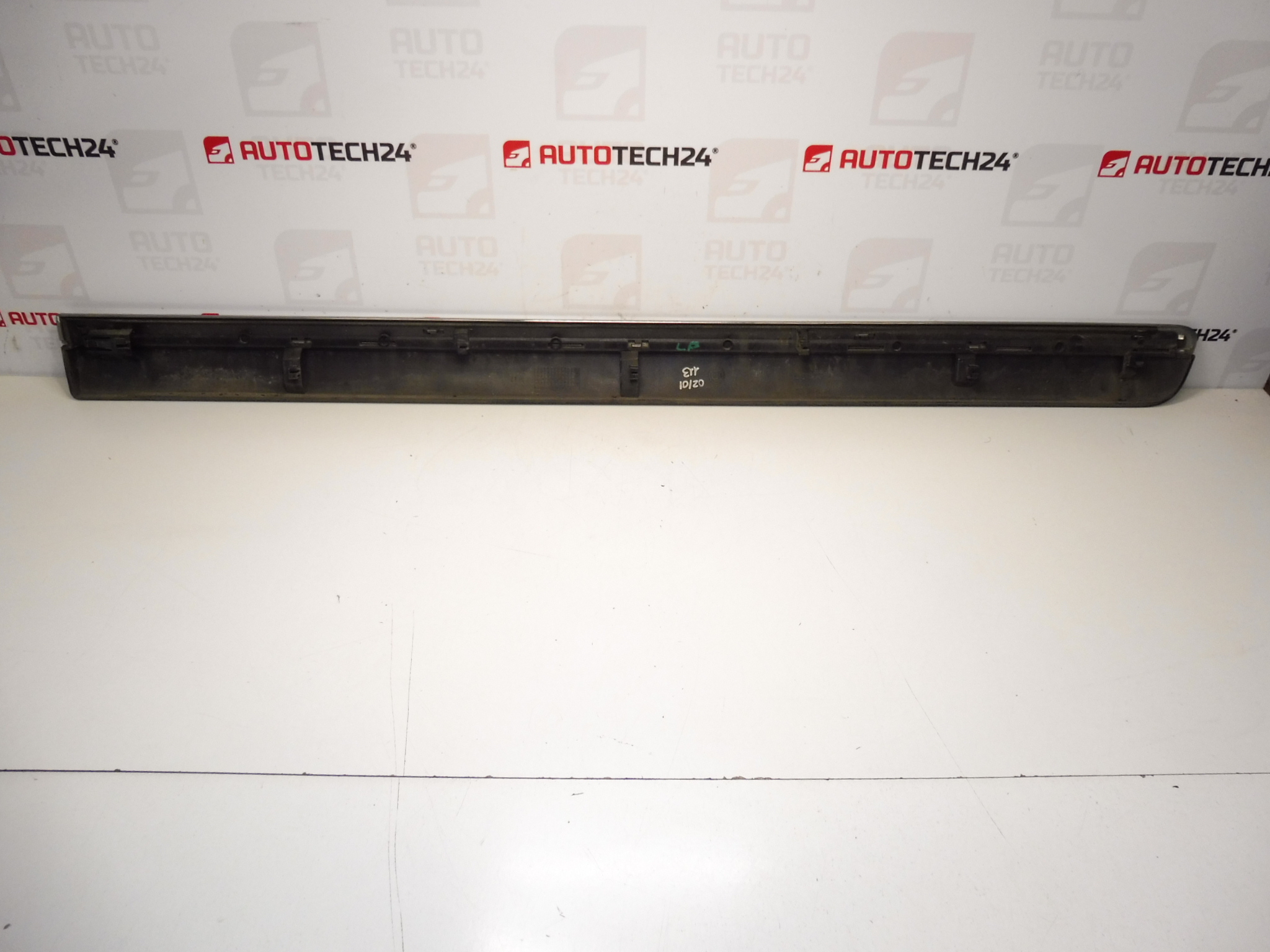 Molde esquerdo da porta dianteira Citroen C8 Peugeot 807 KTQ 1401028777 8545GH