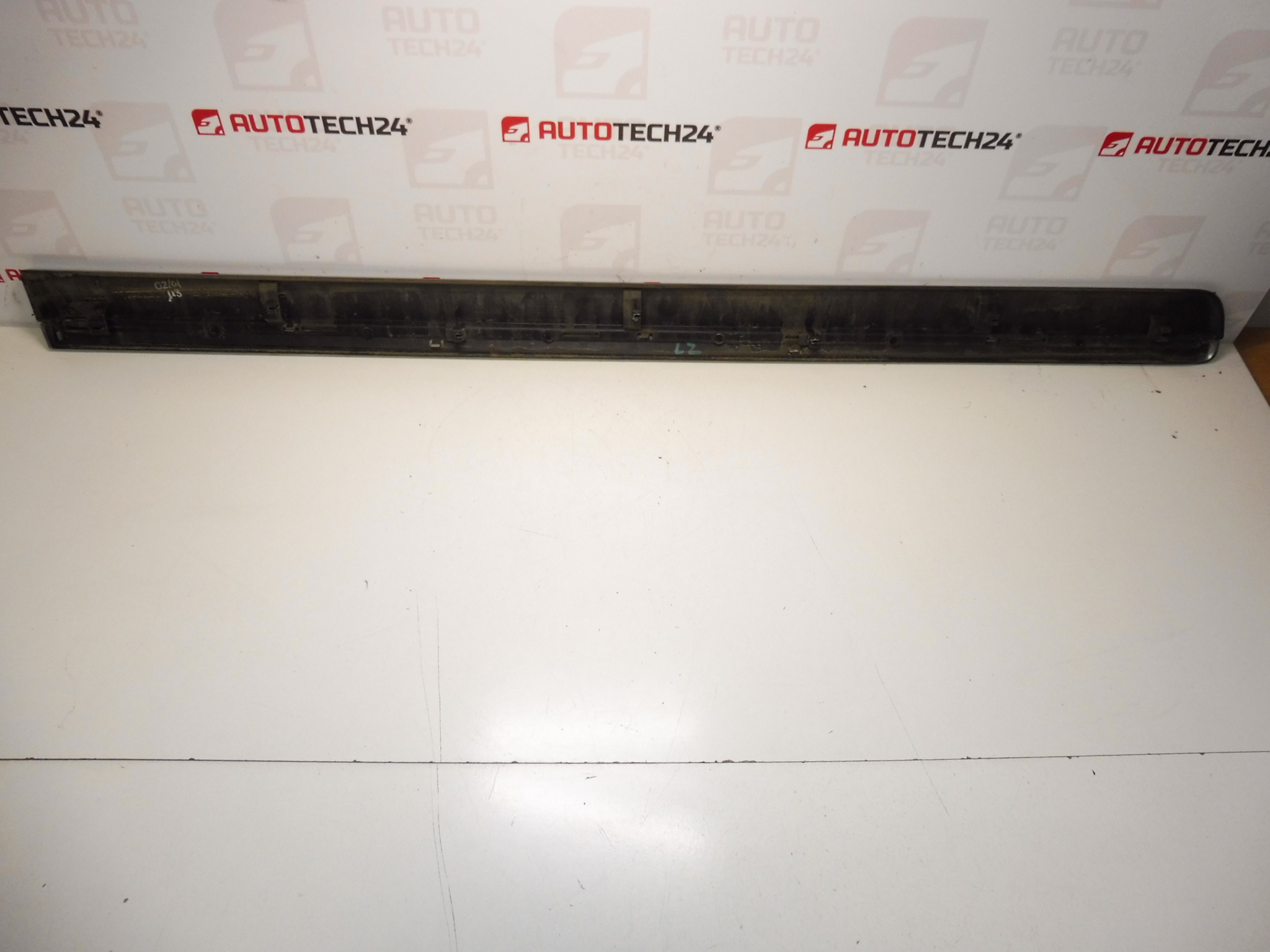 Moldura da porta traseira esquerda Citroen C8 Peugeot 807 KTQ 1401029977 8546W2