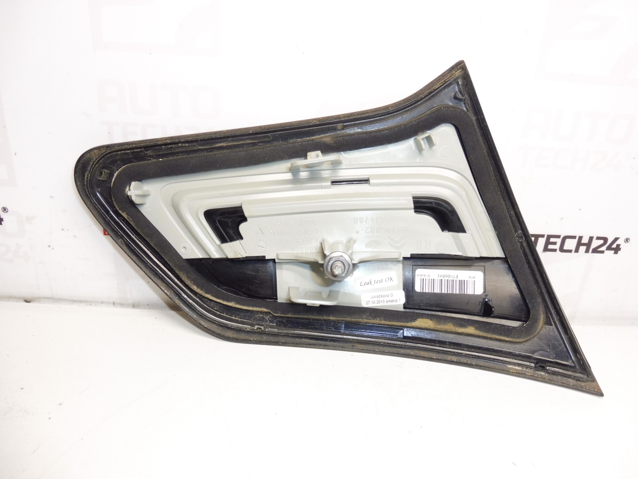 Moldura decorativa da lâmpada traseira direita Citroën C4 II 9808624780