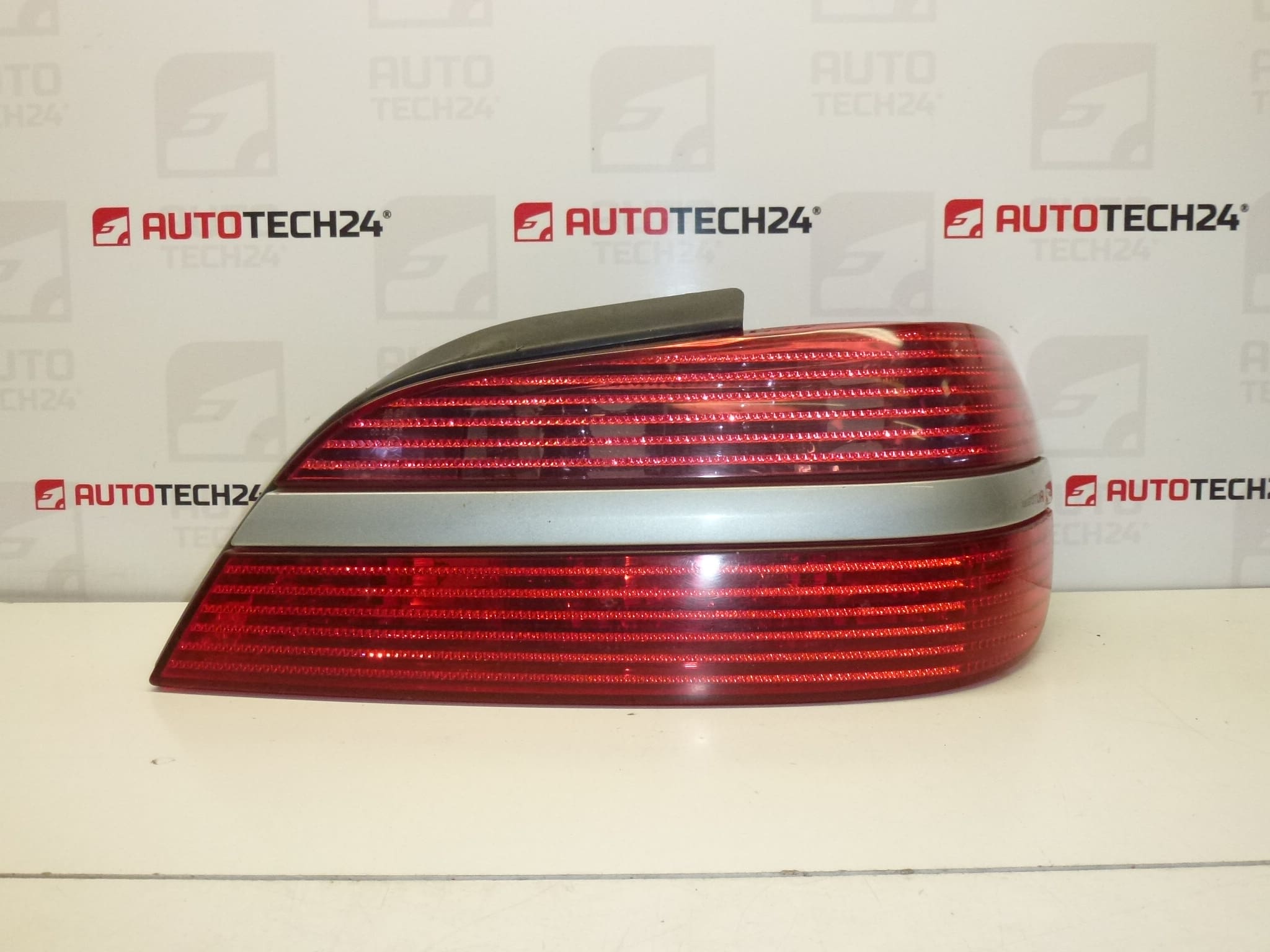 Luz traseira direita com moldura Peugeot 406 4 portas 9630364777 6351L5 634738