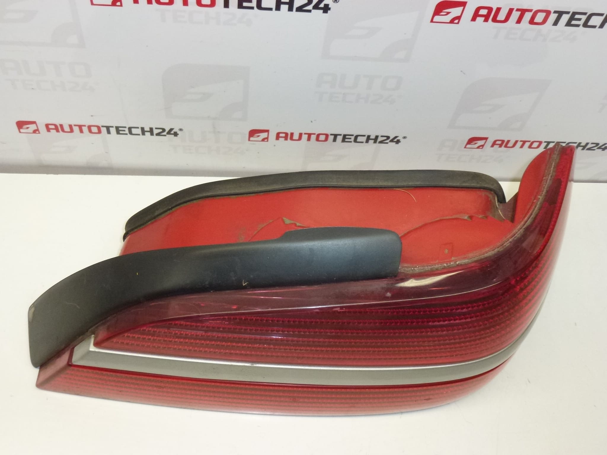 Luz traseira direita com moldura Peugeot 406 4 portas 9630364777 6351L5 634738