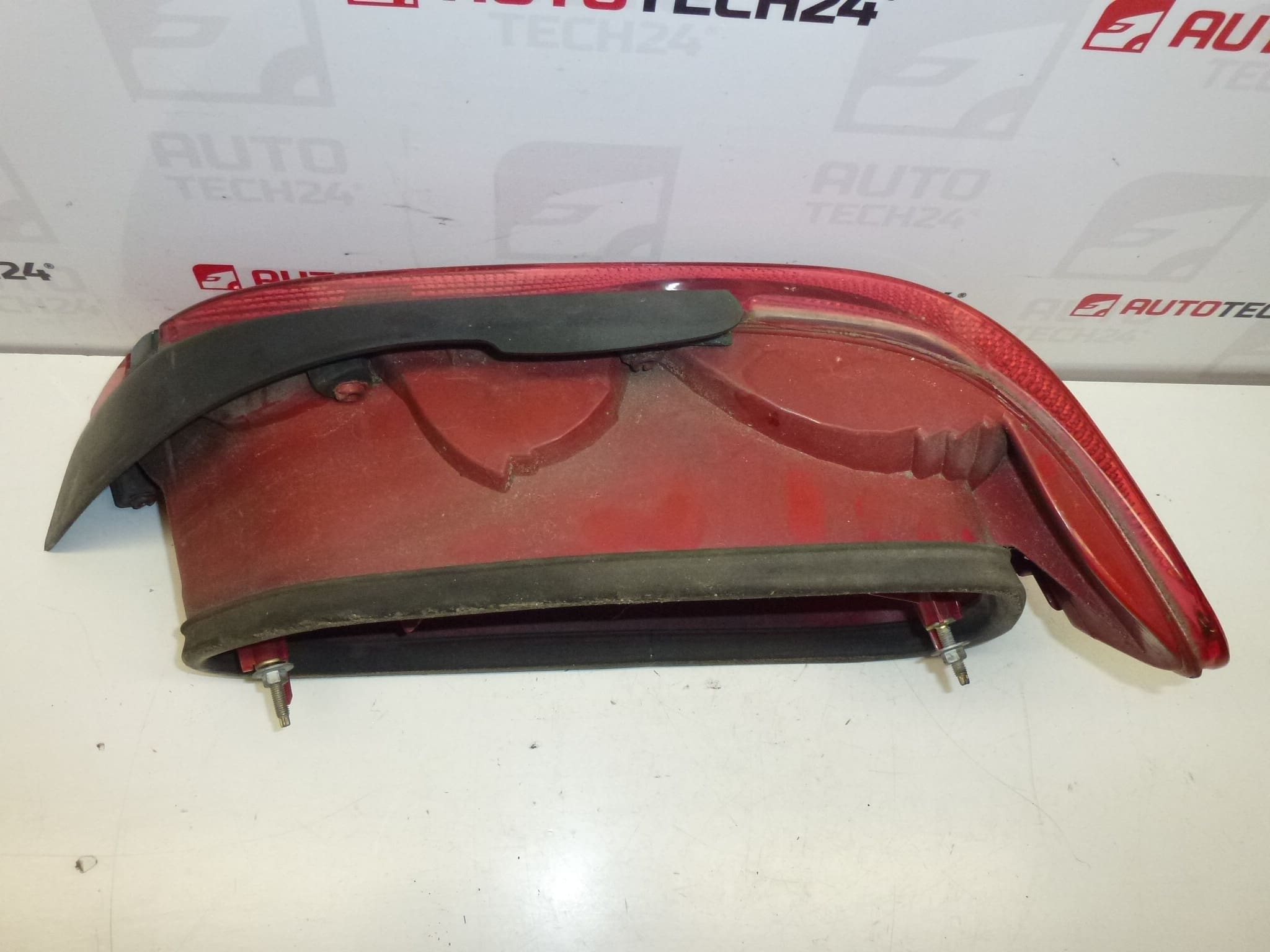 Lâmpada traseira esquerda com moldura Peugeot 406 4 portas 9630364877 6350L5