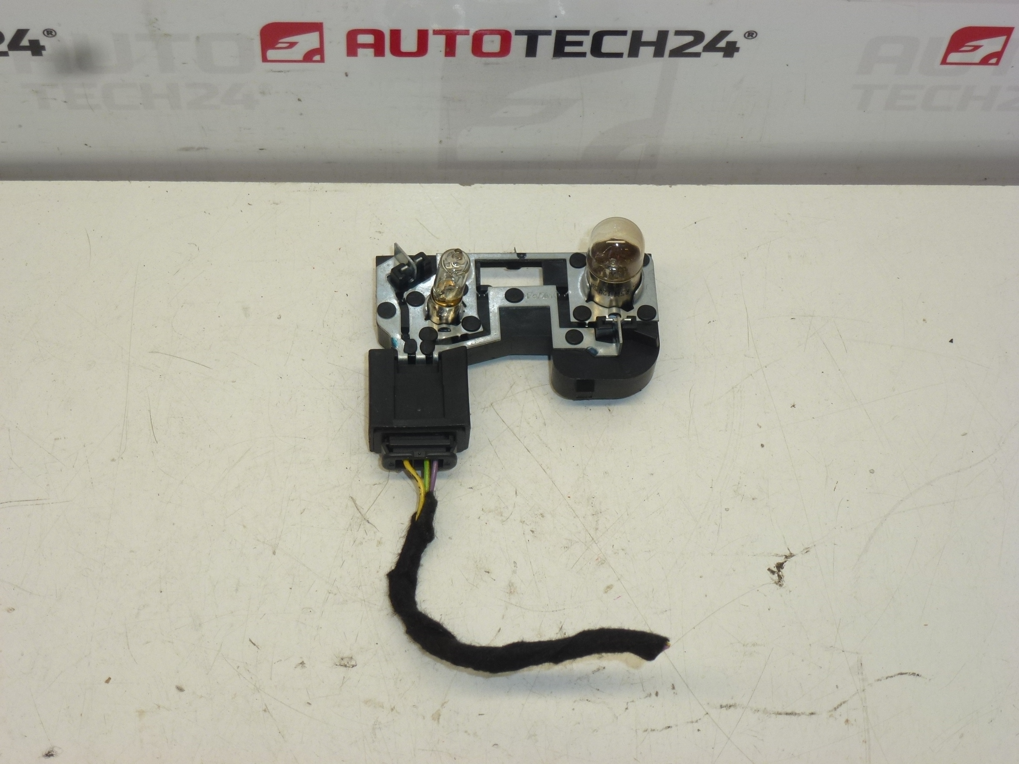 Tomada para luz interior traseira esquerda Citroën C5 X7 sedan 6351EX