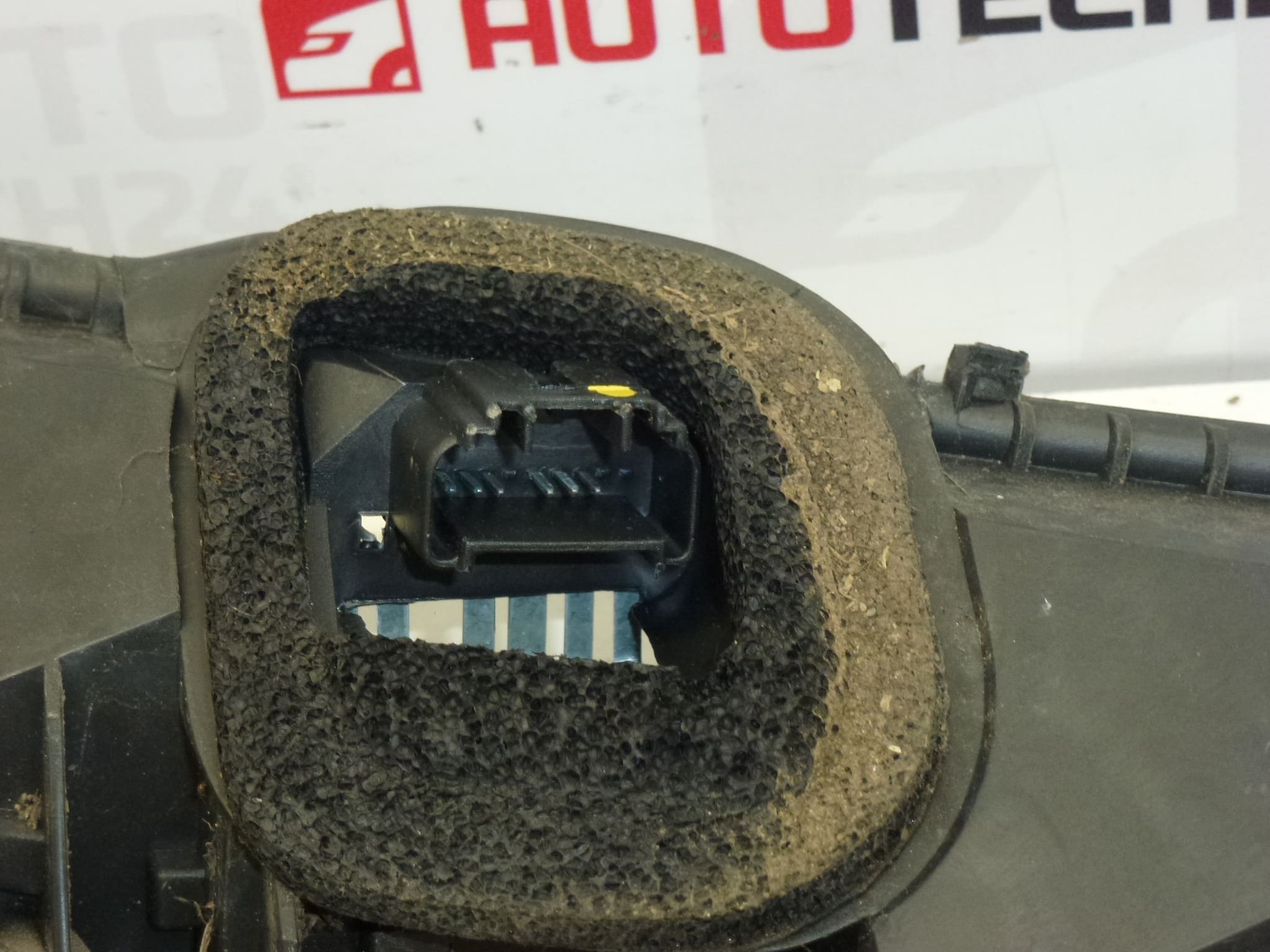 Lâmpada traseira esquerda Citroën C1 Peugeot 107 634686