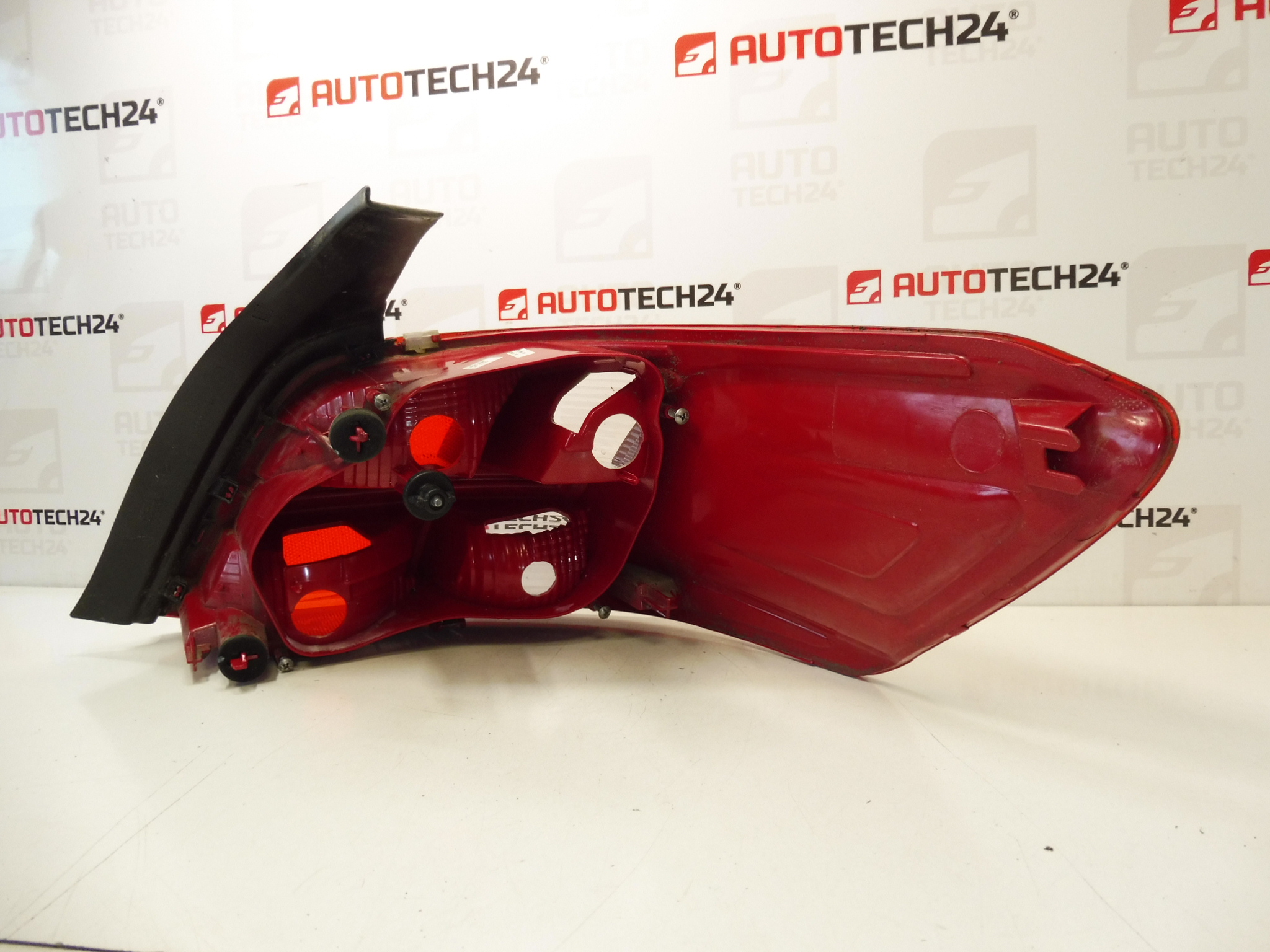 Lanterna Traseira Esquerda Peugeot 301 9674807780 - Image 2