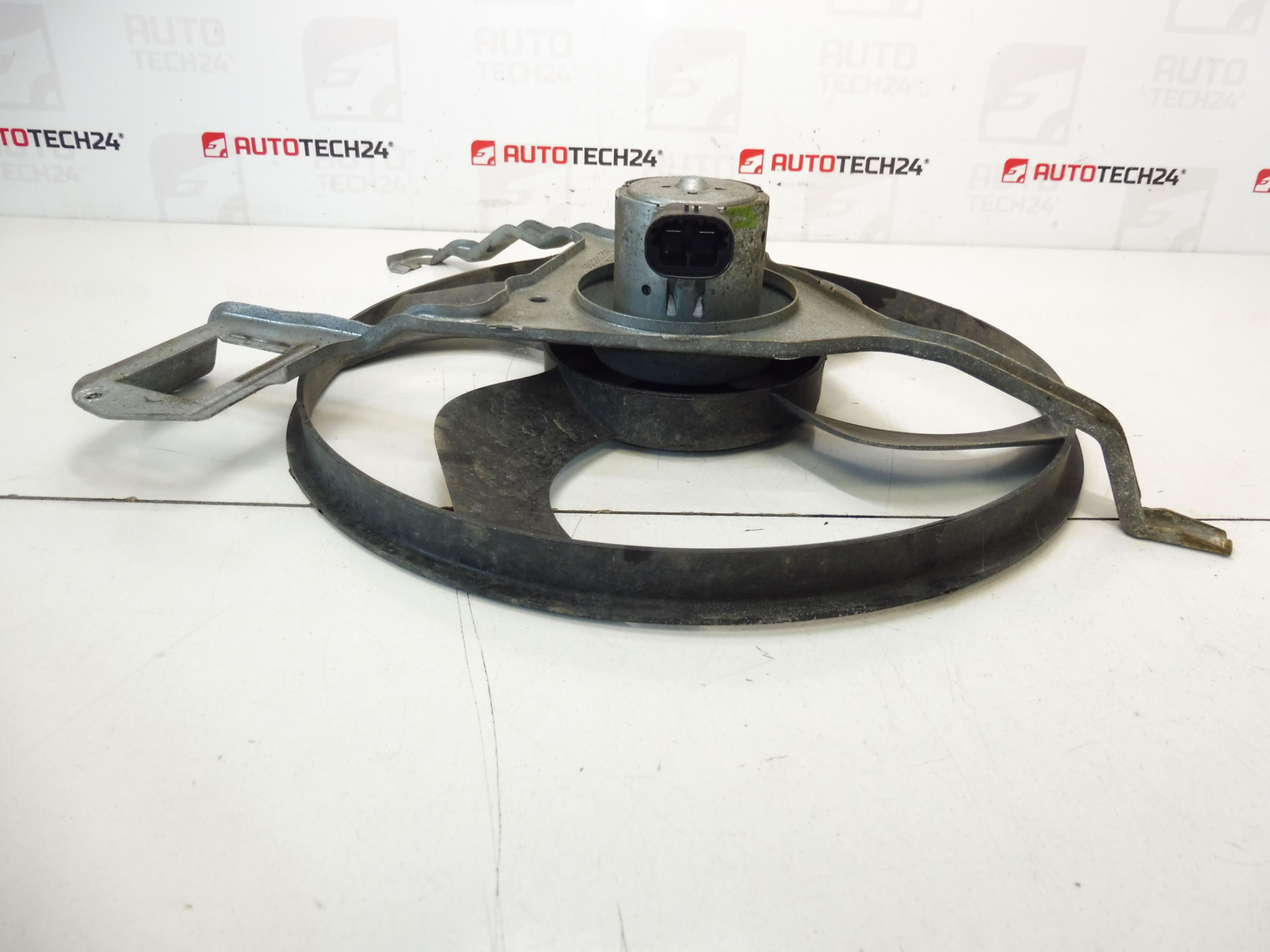 Ventoinha do radiador para Citroën / Peugeot 9653803980 1253H4 (usado) - Image 2