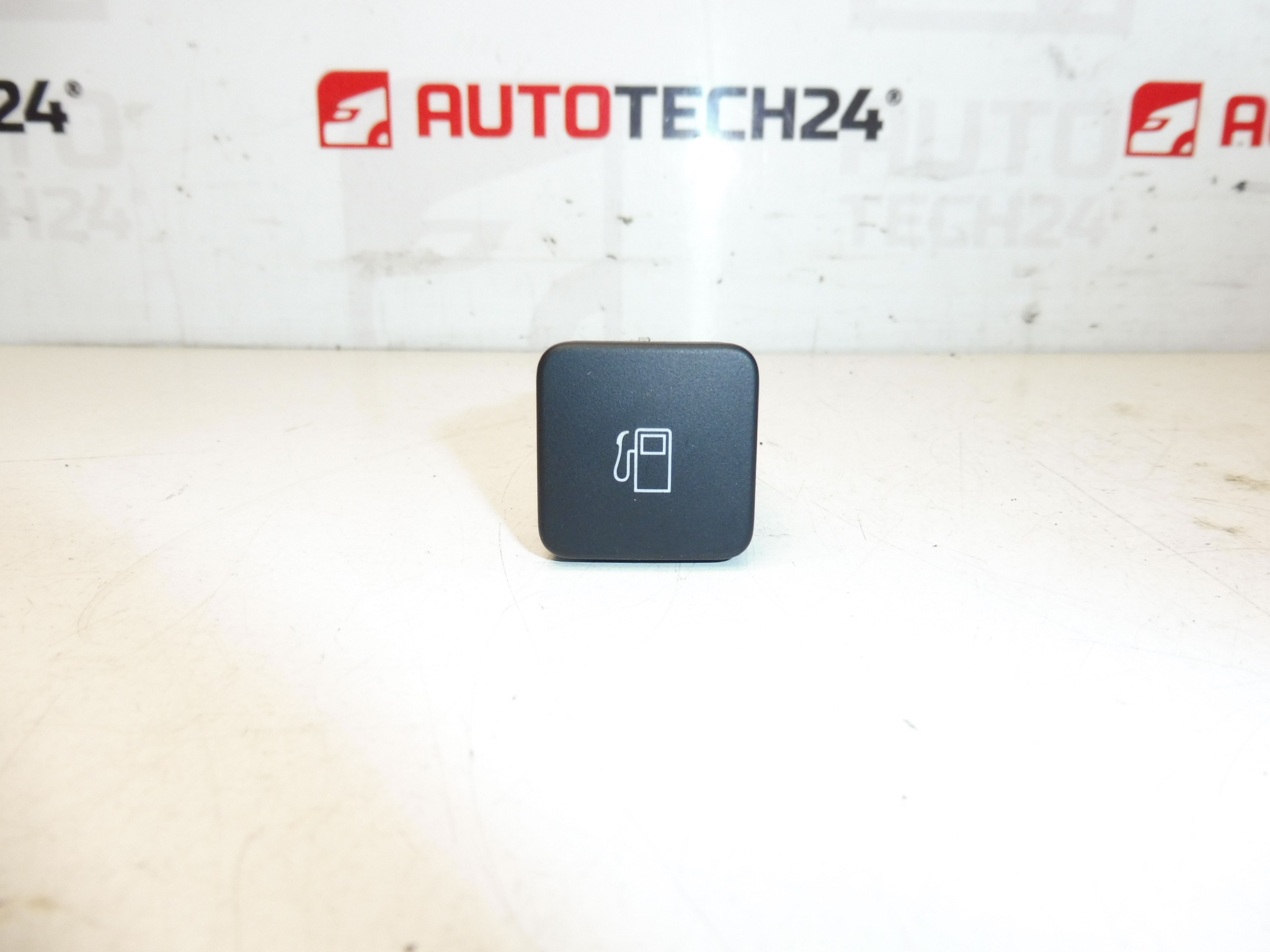 Abrindo o Citroën DS 9664235DU Tanque de combustível