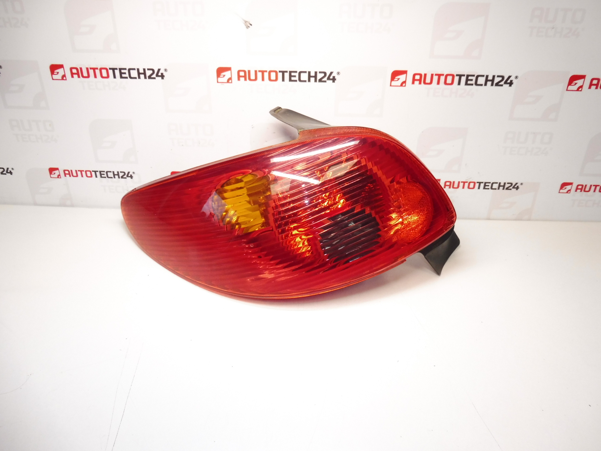 Luz traseira esquerda original Peugeot 206 3/5 portas de 7/2003 6350S0
