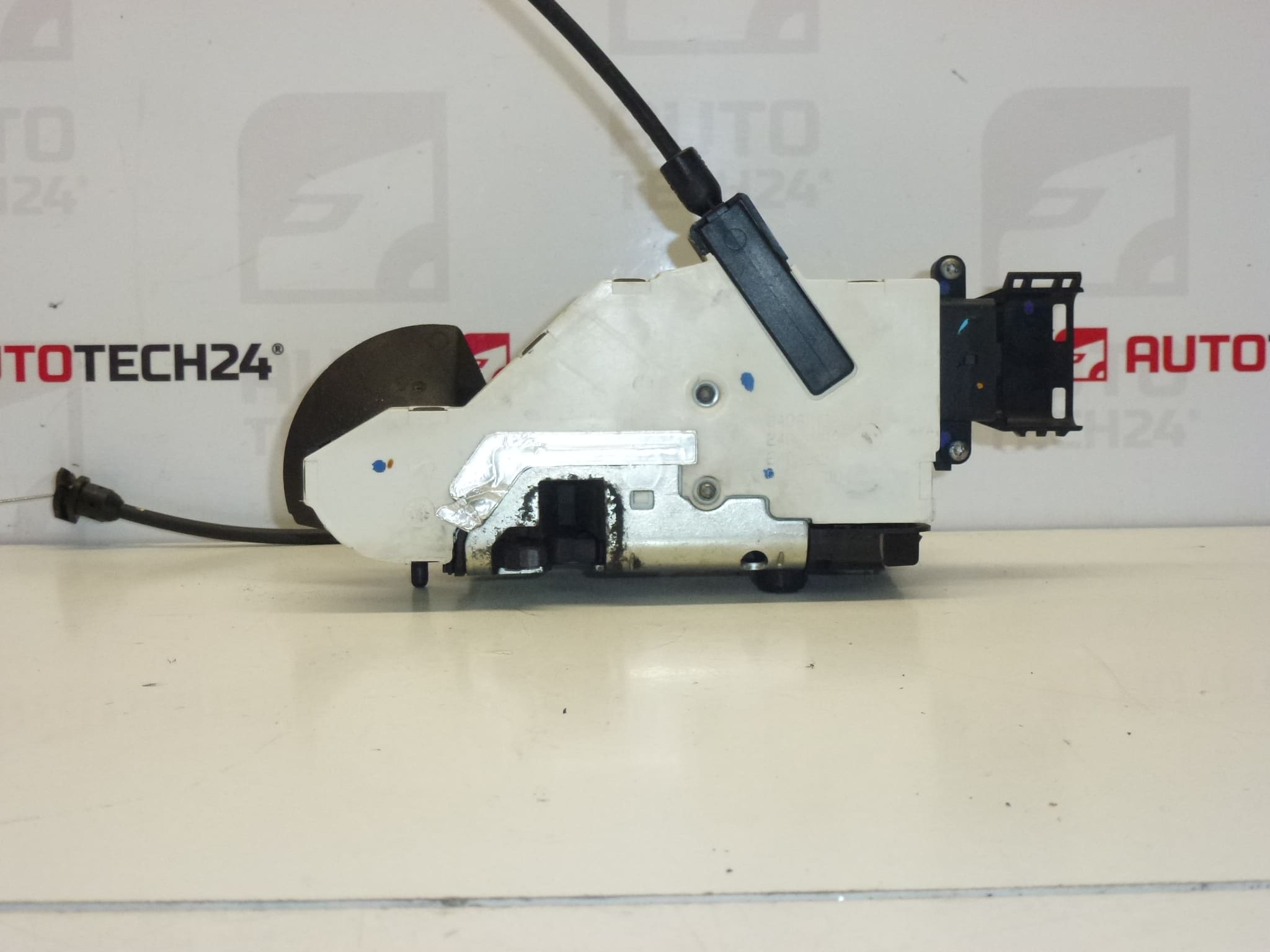 Fechadura da porta dianteira esquerda Peugeot 207 24087158 9135V9 - Image 2