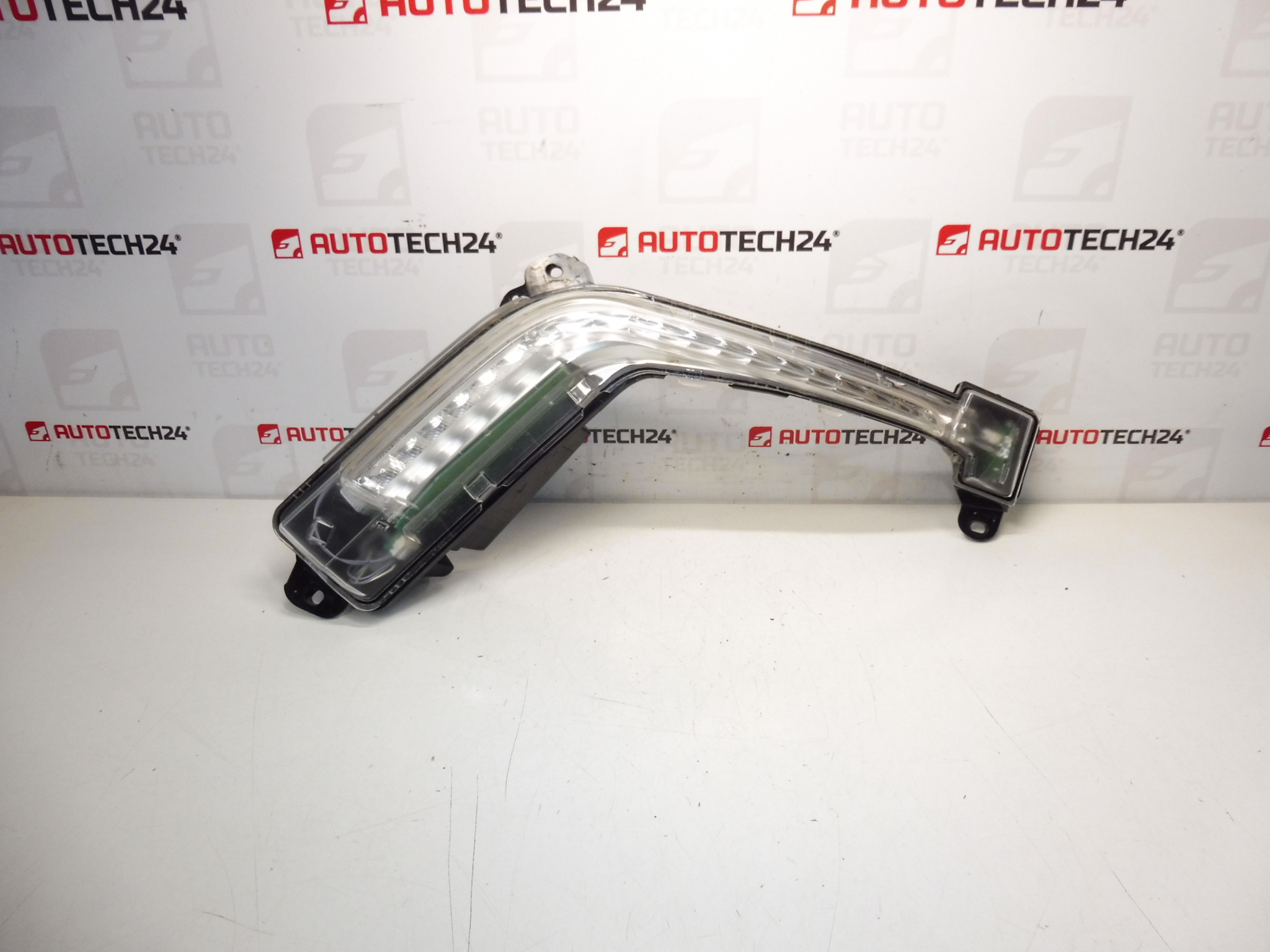 Luz diurna esquerda Valeo LED Peugeot 308 90001685 6208X4