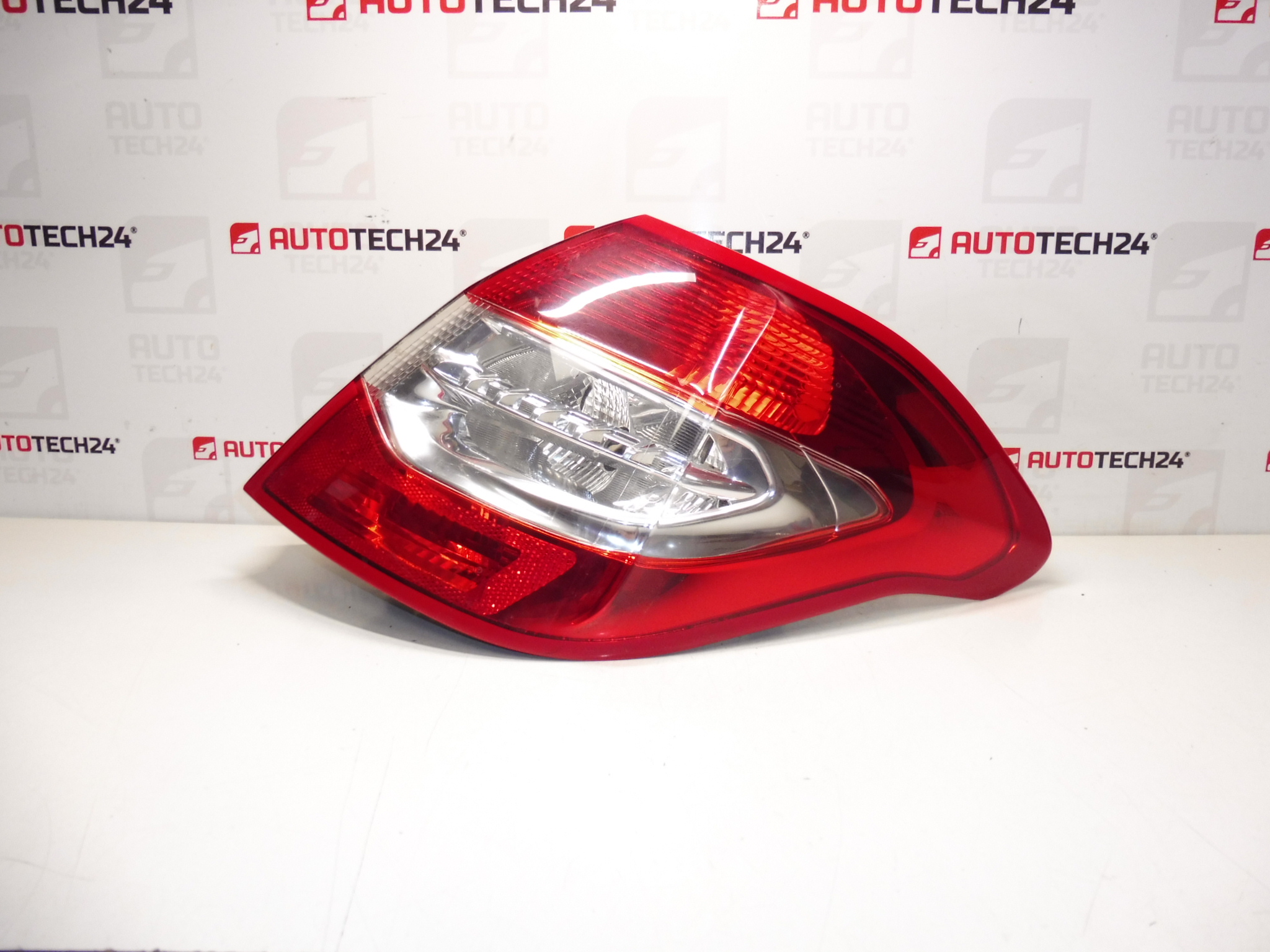 Luz traseira direita exterior Citroën C4 II 9687311980
