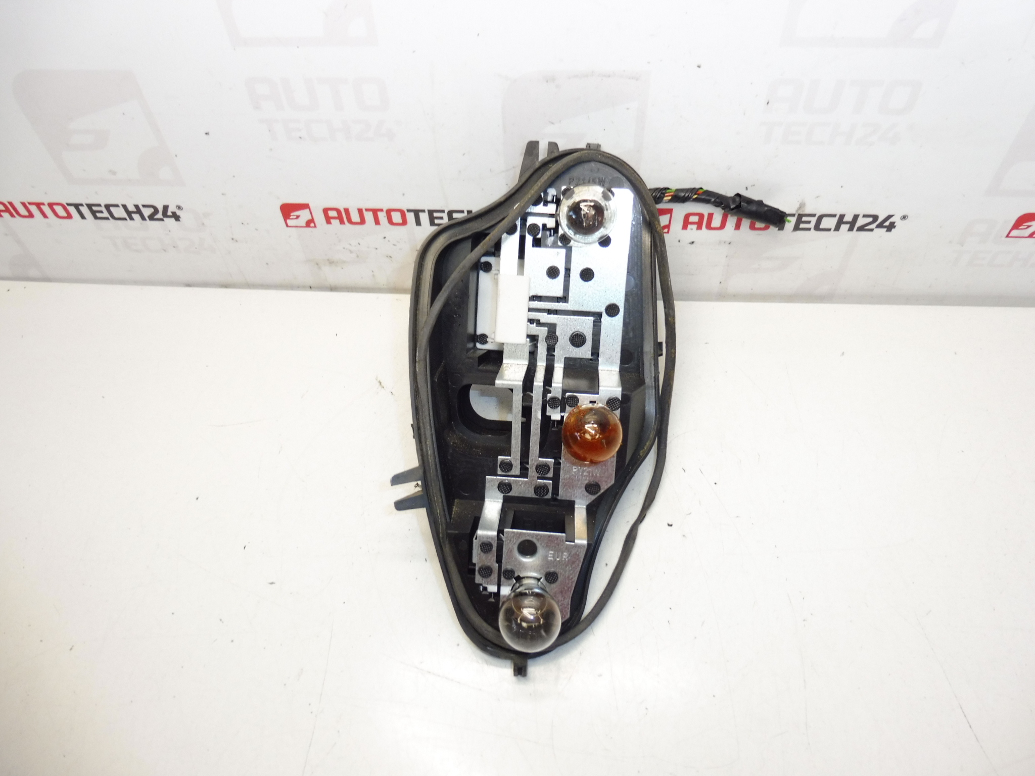 Base da lâmpada traseira direita Citroën C3 II 6351KQ