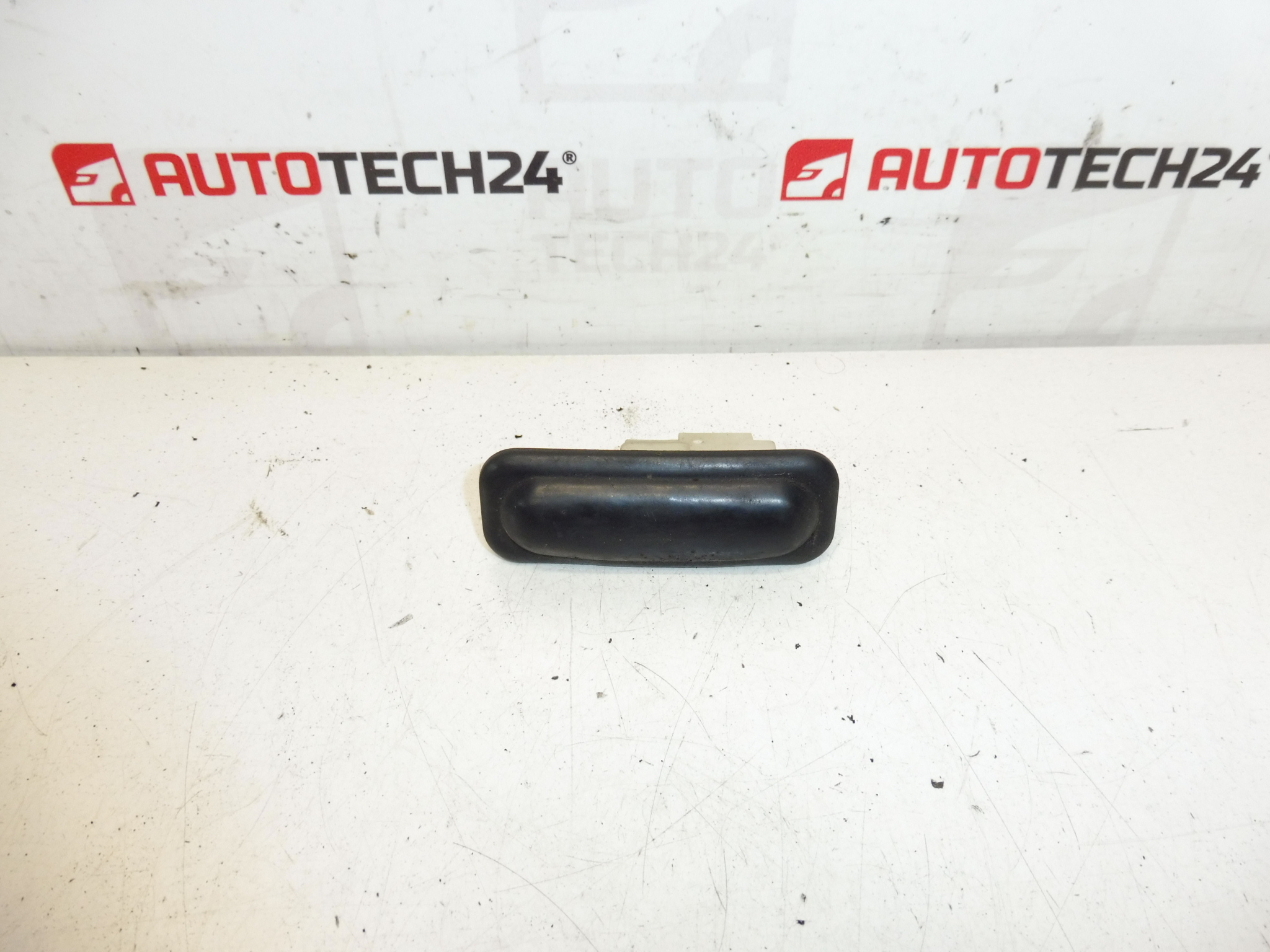 Controle de abertura da porta traseira Citroën DS 6490CN