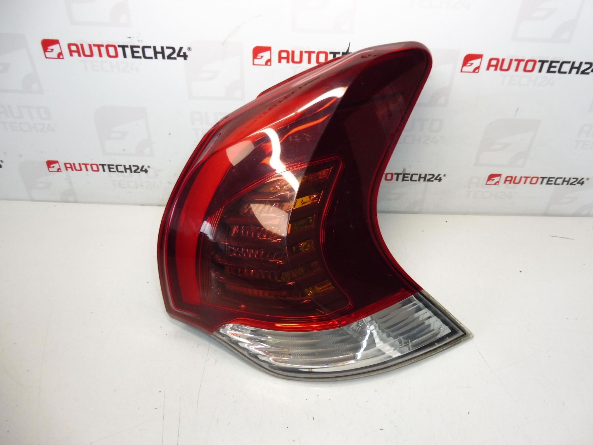 Farol traseiro direito Peugeot 3008 9805510480