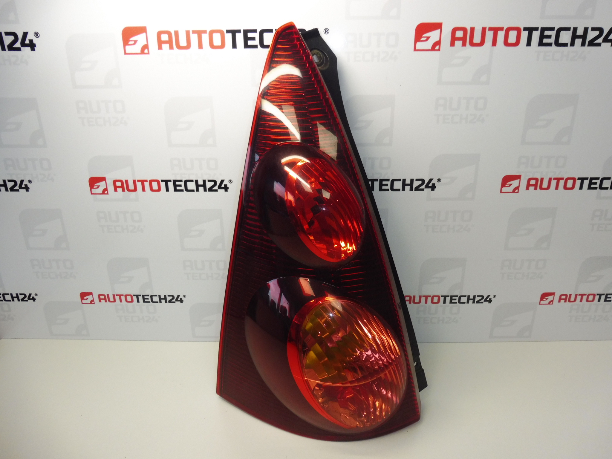 Lanterna traseira esquerda Peugeot 107 2013 81560-0H090 1607990580