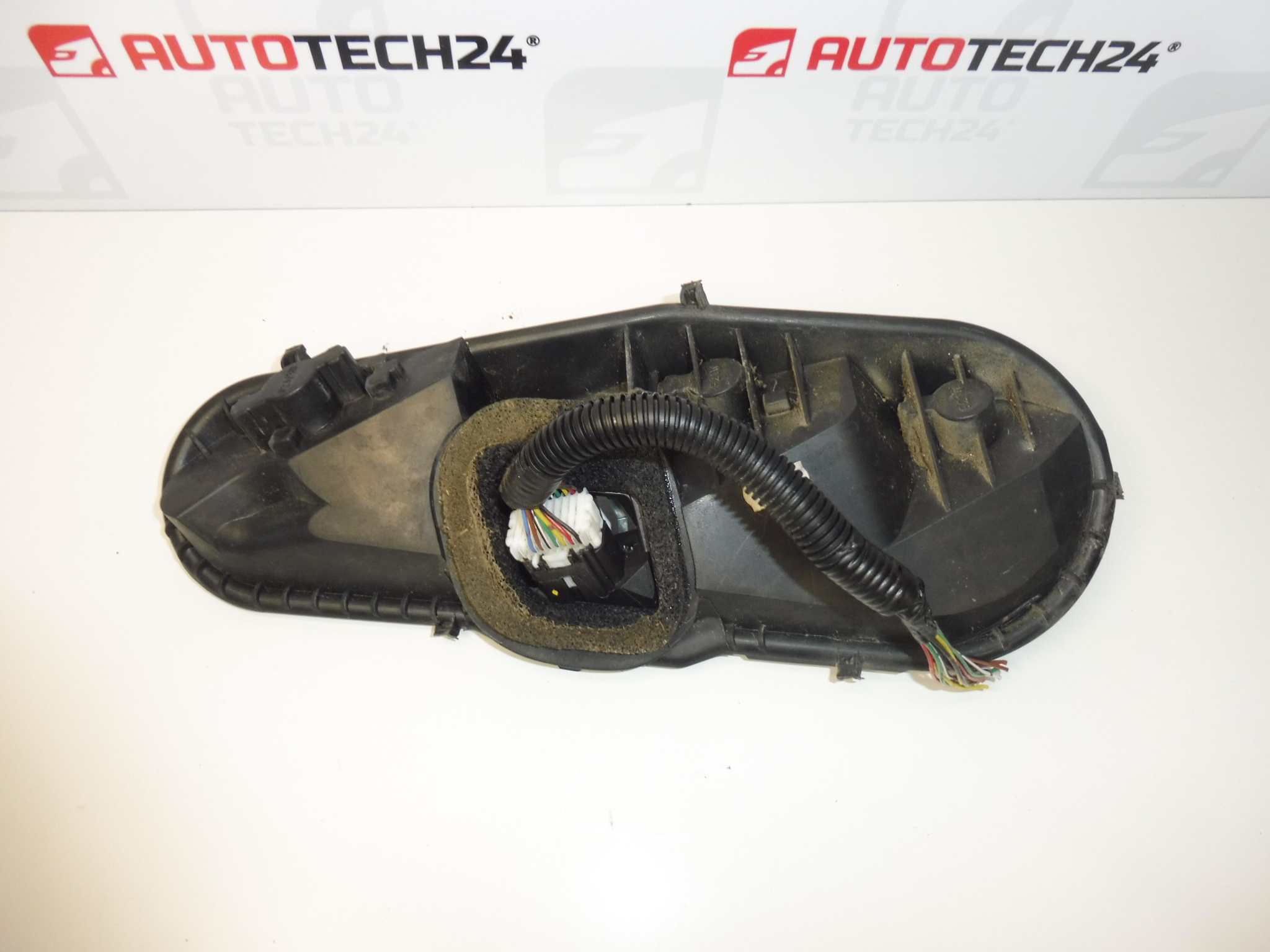 Soquete da lâmpada da lanterna traseira esquerda Citroën C1 Peugeot 107 1607990980 - Image 2